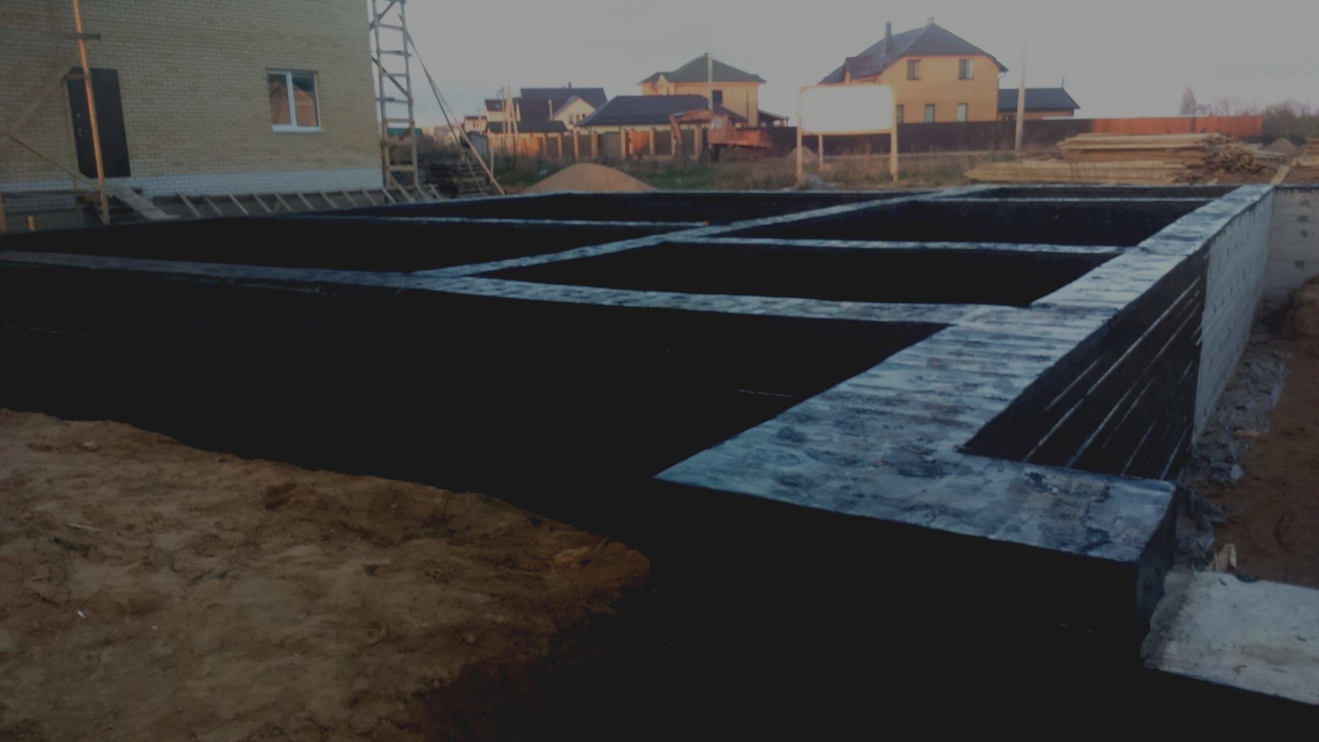 Гидроизоляция стен, швов и плит фундамента